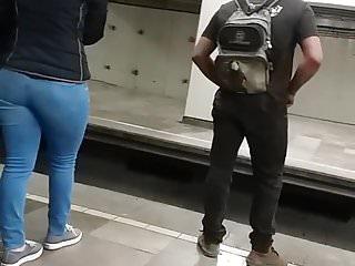 Junge Frau wird zum ersten Mal anal gefickt