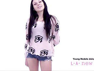 Ein Model wird beim Casting von einem Fotografen gefickt