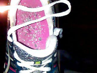 Rauchende Frau leckt die Pussy ihrer Freundin