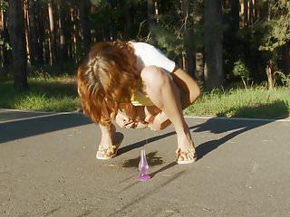 Sexy Teen pinkelt auf der Strasse