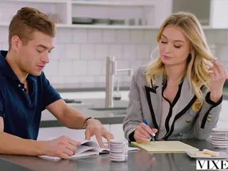 Zwei heisse College Teens ficken mit einem Typen