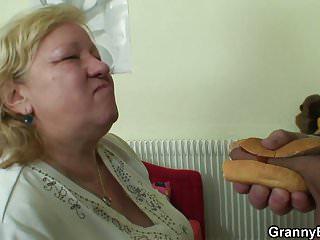 Dicke Oma und ihr junger Stecher