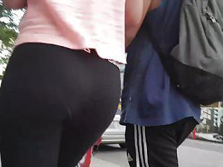 Junge Frau wird in den Arsch gefickt