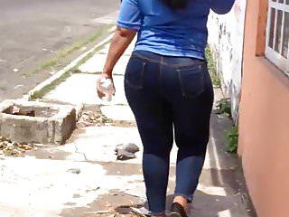 Dunkelhaarige Nutte macht die Beine breit