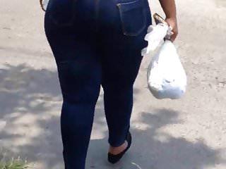 Dunkelhaarige Nutte macht die Beine breit