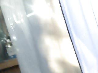 Nacktes Paar filmt sich am Fenster