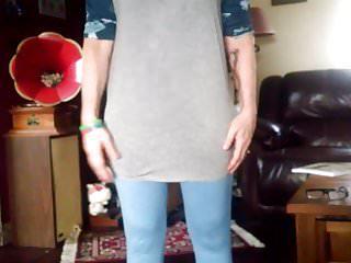 Mindy reluctantly macht die Beine breit