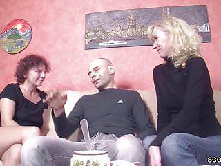 Deutsche Milf verliert ihre Jungfräulichkeit mit zwei jungen Kerlen