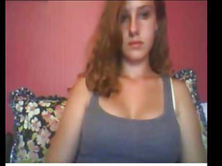 Niedliches Babe vor der Webcam mit dicken Hupen die kleine rubbelt sich die Spalte