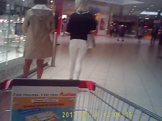 Reife Blondine steht auf junge Hengste