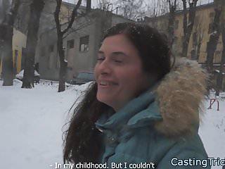 Süsses Babe strippt vor der Kamera