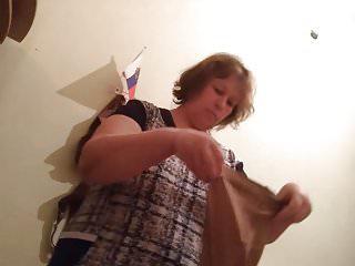 Reife Lady in Strumpfhose verwöhnt Schwanz