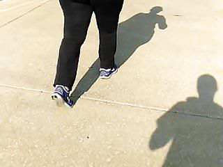 Schau dir diese schwarze zu den Arsch an