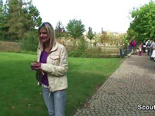 Zwei Jungs verführen ein Mädchen im Park