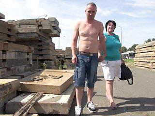 Fette Oma wird im Freien gefickt