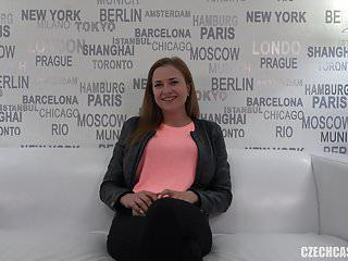 Lapdance mit tollen Brüsten bei tschechischer Casting