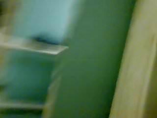 Pissende Frau wird in der Toilette gefickt