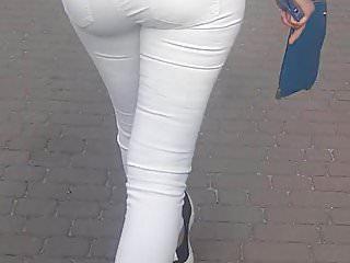 Sehr nette Milf in den Arsch gefickt