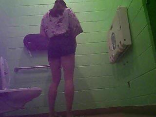 Tussi wird in der umkleidekabine gefickt