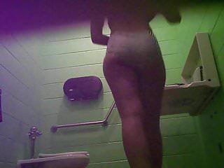 Tussi wird in der umkleidekabine gefickt