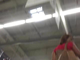 Versteckte Kamera Milf unter Rock gefilmt