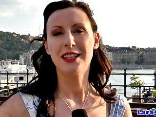 Britische Milf wird gefingert und gefingert