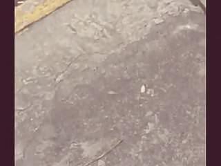 Versteckte Kamera Oma unter den Rock gefilmt