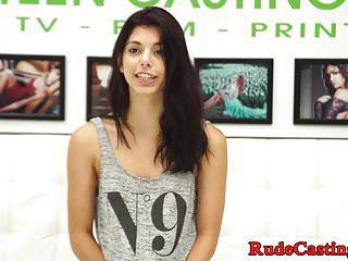 Süsses Teen wird beim Casting in den Arsch gefickt