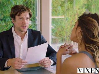 Vixen Uma Jolie und Miley May teilen sich einen Schwanz