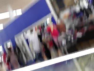 Schwarze onesie ohne Höschen vor der Kamera