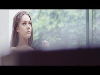 Die britische Brünette Courtney k strippt und masturbiert