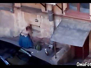 Oma wird von einem jungen Kerl gefickt