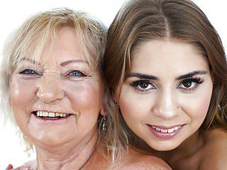 Oma mit Hängetitten und junger Pussy