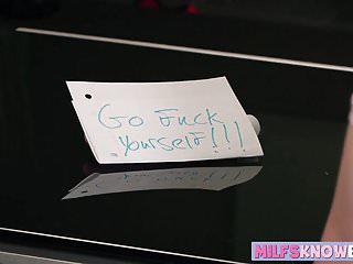 Frau zeigt ihrer Freundin wie man richtig leckt