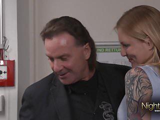 Junge Frau wird zum ersten Mal anal gefickt