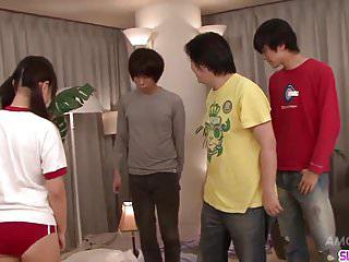 Die geile Asiatin asaki bläst bis zum Facial