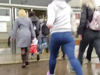 Reife Frau mit fettem Arsch bei einem verführerischen Tag