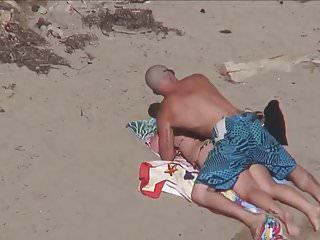 Bikini Schönheit wird am Strand gefickt