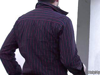 Alter Mann teilt seine Frau mit seiner Frau