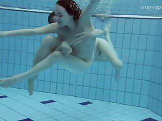 Zwei haarige Lesben unter dem Wasser