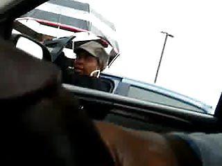 Sie zeigt euch wie man Schwänze lutscht