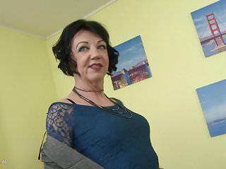 Versaute Hausfrau füttert ihre alte Fotze