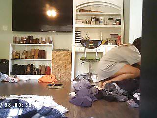 Er beobachtet die Cousine seiner Cousine