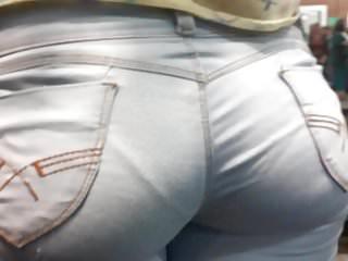 Prostituierte macht die Beine breit in der Öffentlichkeit