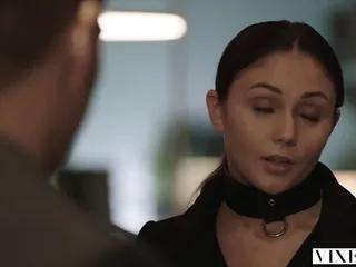 Ariana Marie und ihre Freundin werden von einem riesigen Schwanz dominiert