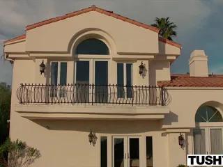 Tushy Lena Paul dehnt Freund die Rosette und ihre Freundin