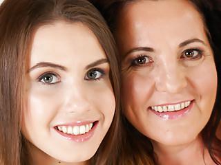 Rothaarige Mary und ihre junge Freundin elle Rose