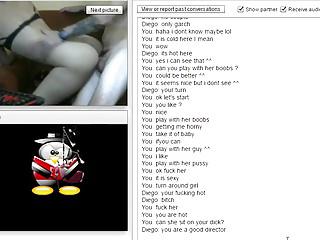 Heisse tätowierte couple Pärchen spielt mit Musik