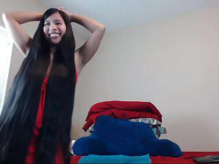 Süsse Asiatin strippt vor der Kamera