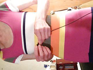 Hausfrau kommt zu Hause ins Bett